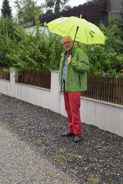 Richard Herold kritisiert, dass durch den Asphaltbruch das Unkraut wächst.