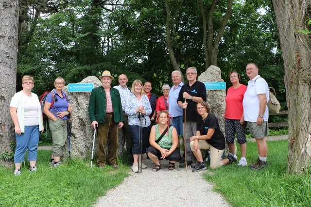 Naturbegleiter Hans Siebenhandl (im Bild ganz rechts) leitet interessante Wanderführungen durch die Erlaufschlucht.