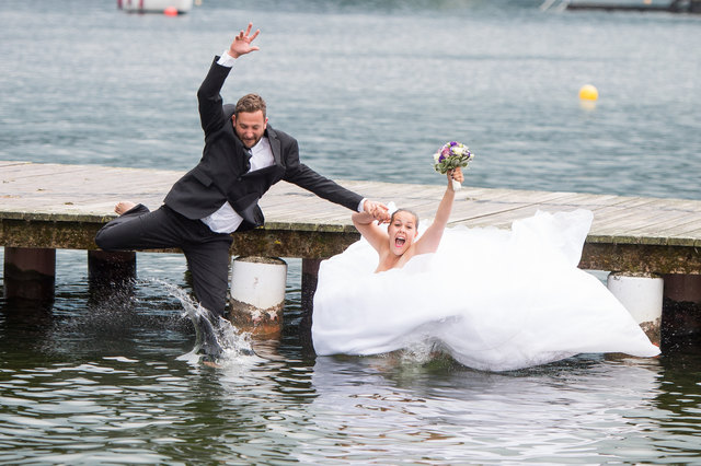 Mit dem Brautkleid in den Traunsee
