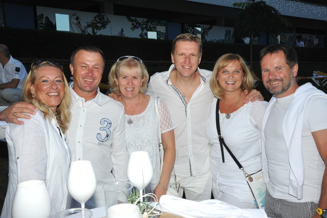 Die Besucher der „White Night“ im Schwimmbad hielten sich natürlich an den Dresscode. | Foto: Waldhuber