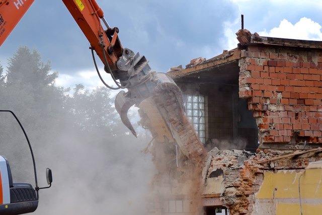 Der Bagger der Firma Herbst reißt im Eiltempo die Wände des alten Gasthauses ein.