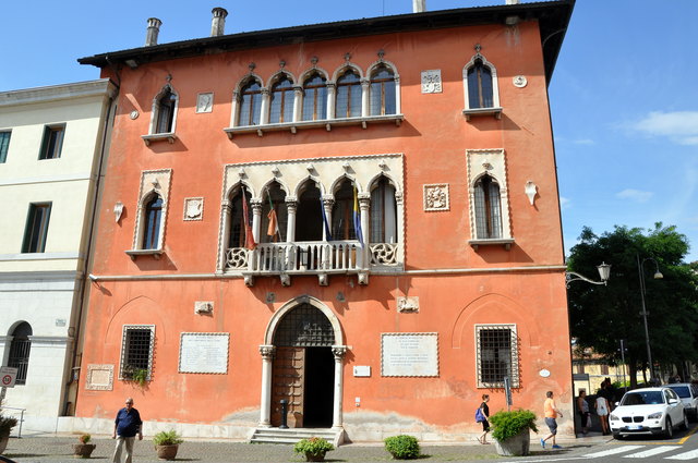Palazzo Rosso- Municipio-Gemeindeamt