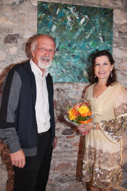 Stellt ihre Kunstwerke erstmals in der Klosterruine von Arnoldstein aus: Evelyn Tschelisnig mit Bernhard Wolfsgruber