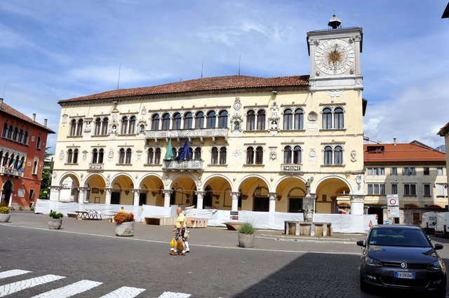 Palazzo dei Rettori - der Rektorenpalast ist ein historisches Gebäude in der Stadt Belluno , im Norden von der Piazza del Duomo . Momentan wird er restauriert