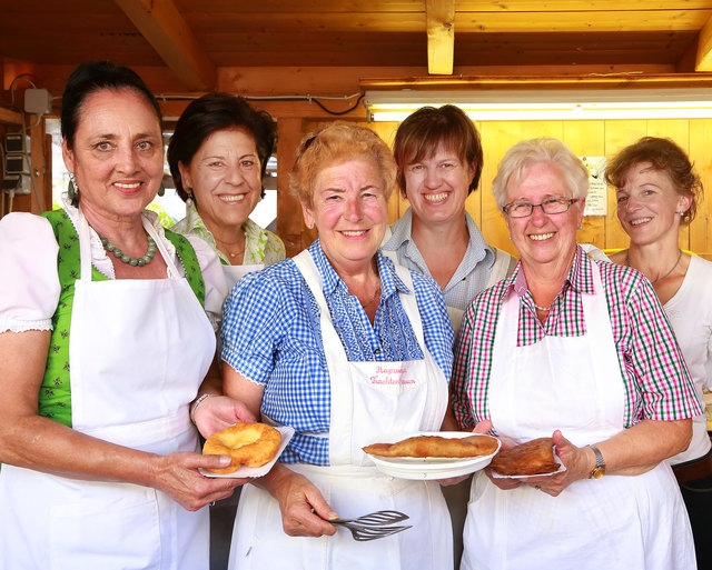 Die Kapruner Trachtenfrauen mit ihren Bladln und Krapfen. Im Bild: Anneliese , Marianne , Kathi , Barbara , Maria und Marianne.