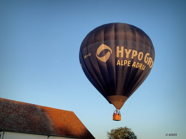 1 Ballon landet gleich hinter Nachbars Haus