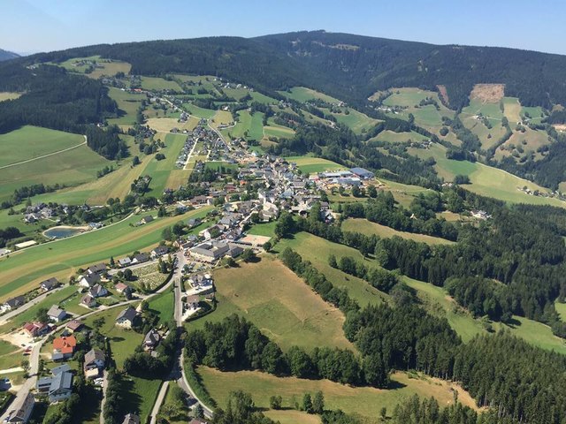 Eingebettet in unberührte Natur, am Fuße der Fischbacher Alpen liegt die Gemeinde Fischbach | Foto: Stefan Ruzsicska