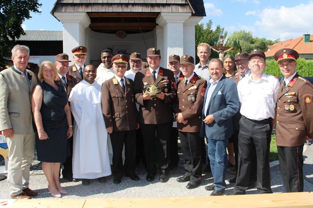 vlnr: Bundesrat Martin Preineder, Vzbgm. Heide Lamberg, Bürgermeister Bernhard Karnthaler, Ing. Karl Ofenböck, Pater Emmanuel, Pater Nestor, Ing. Herbert Schanda, Manfred Schwarz, Kdt. Herbert Koger, Johannes Harruk, Hans Setznagel, Karl Brandlhofer, NR Hans Rädler, Sabina Doria, Kdt.Stv. Hans Schebach, Georg Schebach, UA-Kdt. Manfred Landl | Foto: Marktgemeinde Lanzenkirchen