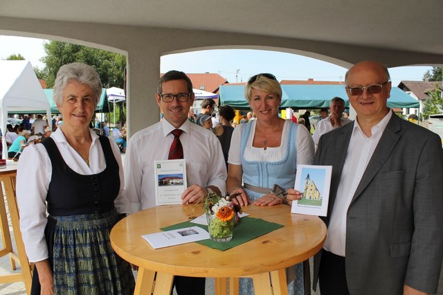 stellten die Samareiner Neubürger vor: v.l.n.r: Erna Finzinger (Obfrau Ausschuss für Generationen); Bürgermeister Harald Grubmair, Vizebürgermeisterin Gerlinde Enzelsberger und Pfarrer Mag. Josef Etzlstorfer