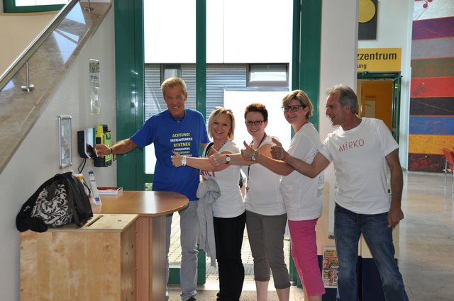 Gerhard Schmid beim letzten „Ausstempeln“ mit seinem Kollegen Nicole Androsch, Karin Hölzl, Doris Großler, Gerhard Pöltner. | Foto: LK Holding