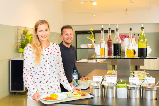 Ohne Bedienung glücklich: Maria Jamnik und WOCHE-Redakteur Max Daublebsky kommen mit der großen Auswahl am Mangolds-Buffet auch alleine gut zurecht.