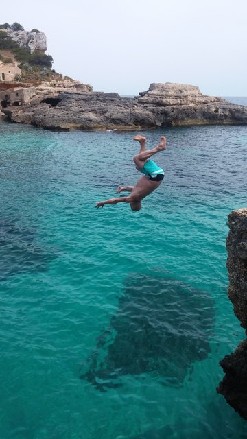 Cliffdiving Cala des Llombards