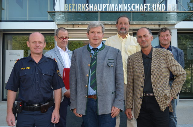 Zogen Bilanz: BH Max Wiesenhofer (M.), Heinz Froschauer (l.), Mario Carl Wünsch (r.) und Vertreter der Bezirkshauptmannschaft.