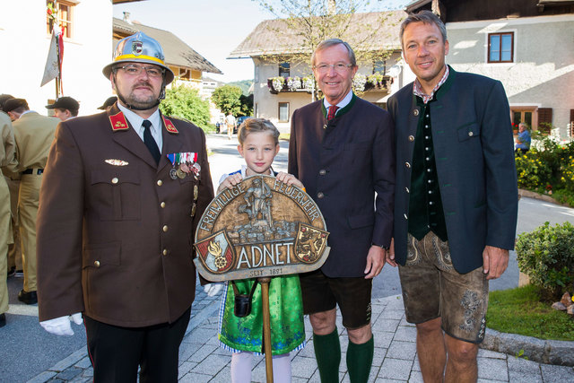 Der Kommandant der FF Adnet, Wolfgang Gimpl, Annika Auer, Landeshauptmann Wilfried Haslauer und Skilegende und Adneter Fritz Strobl. | Foto: Neumayr/Leo