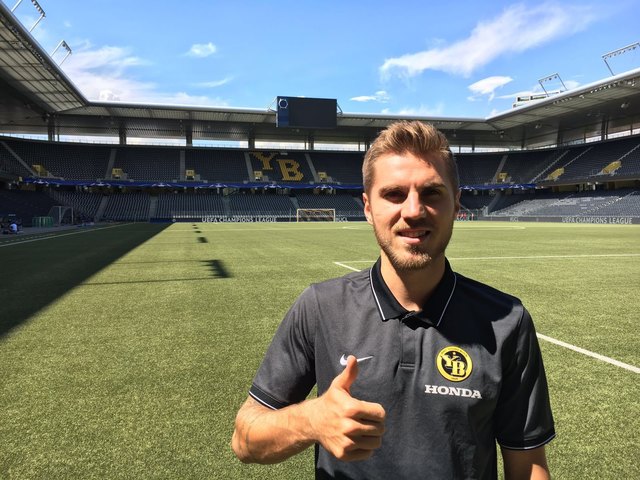 Daumen nach oben:Das prächtige Stade de Suisse ist die neue sportliche Heimat von Thorsten Schick. | Foto: WOCHE