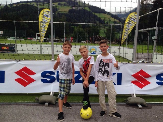 Vintus, Lenz und Amadeus (v.l.) haben beim Streetsoccer-Spielen neue Freunde gefunden. | Foto: SUZUKI Streetsoccer Holiday Fun Tour