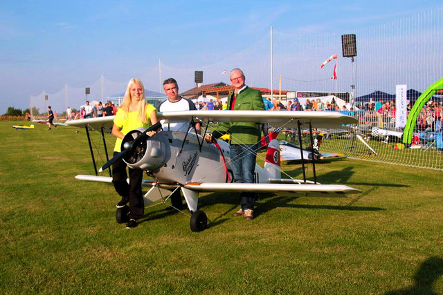 MSK-Schwarzatal Obmann Michael Kornberger (m.) freut sich mit seinen Modellflug Kollegen auf jede Menge Besucher. | Foto: Christian W. F. Gschieszl