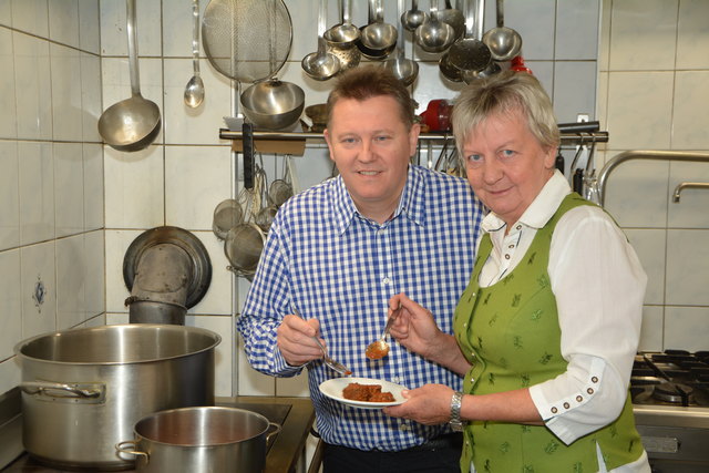 Braukeller-Wirt Jonny Cuznar verkostet mit der "Reid'n-Wirtin" Irmgard Liebetegger das Gulasch