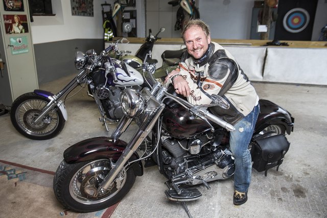 In seiner Freizeit schraubt Gerald gerne an Oldtimer-Motorrädern oder brettert mit seiner Harley durch die Gegend.