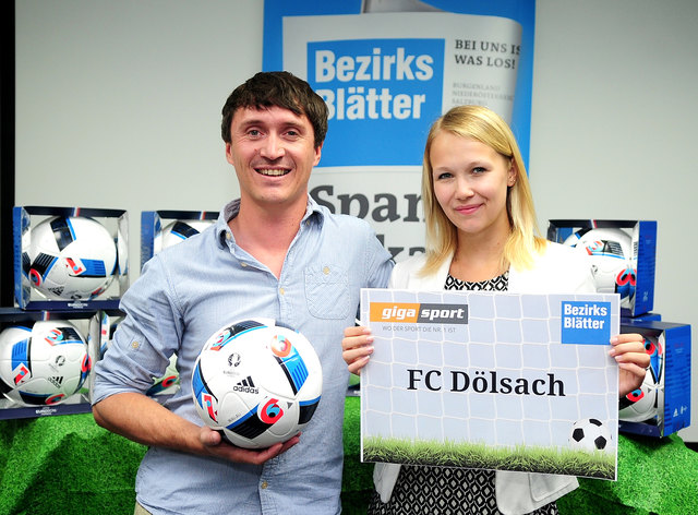 Roman Ecker und Jasmin Eder präsentieren auf den folgenden Bildern die Gewinner: In Osttirol erhält der FC Dölsach einen Matchball!