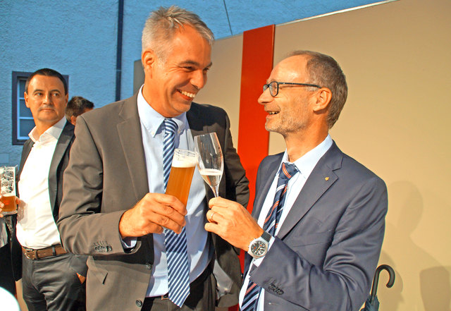 Die Sparkasse als Konzertsponsor: Christian Halwa mit Generaldirektor Christoph Paulweber.