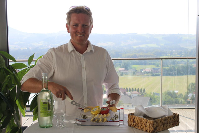Käsesommelier Klaus Weixlbaumer auf der Panoramaterrasse im Genusszentrum Stift Schlierbach.