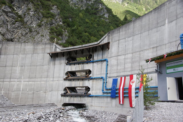 Ein mobiler Dolenverschluss wurde an der Bogensperre in der Schnanner Klamm installiert.