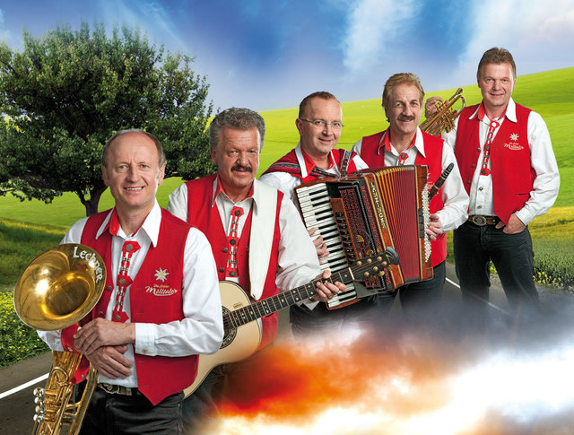 Die fidelen Mölltaler um Huby Mayer (ganz links) geben unterm Wildensteiner Wasserfall ihr letztes Open-Air-Konzert | Foto: KK