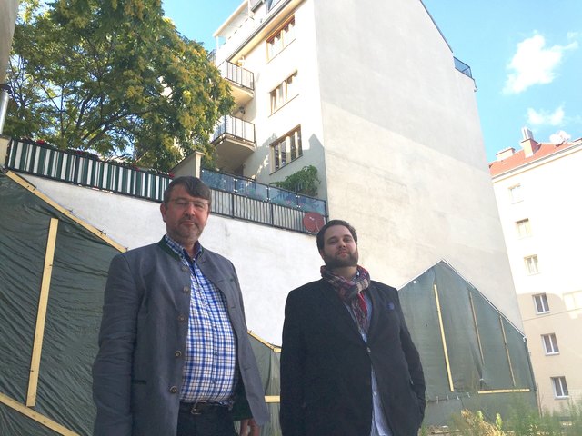 Die blauen Bezirksräte Fritz Simhandl (links) und Roland Guggenberger auf der umstrittenen Baustelle.