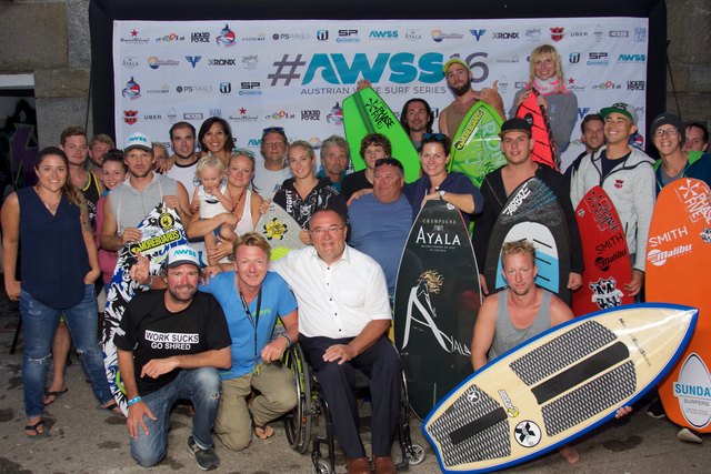 Die Wakesurf-Community mit internationaler Besetzung und Sportstadtrat Albert Kisling (Mitte).