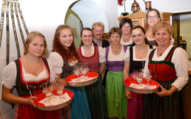 Die Sonntagberger Bäuerinnen servierten die Kostproben: Michaela und Claudia Schallauer, Martina Gassner, Heidi Schallauer, Manuela Palmetshofer, Karin Gassner, Kerstin Wagner und Gerti Zöttl mit Verkostungsleiter Adi Adelsberger. | Foto: eisenstrasse.info