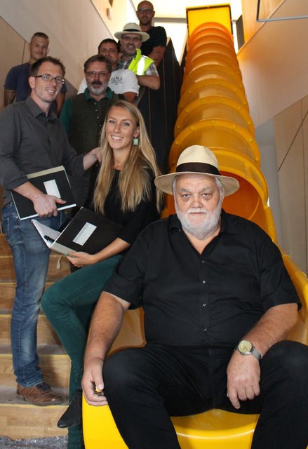 Erwin J. Rothschädl mit Arch. Nina Kuess und dem Team aus Vertretern der Planer, Bauaufsicht und ausführenden Firmen.