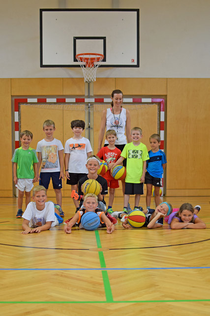 Im Rahmen des Ferienpasses hatten Kids wieder die Möglichkeit sich am Korb zu probieren. | Foto: Christine Roch