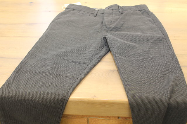 Bei jungen Männern sind im Herbst beispielsweise Chinos mit Karomuster angesagt. | Foto: Hollig
