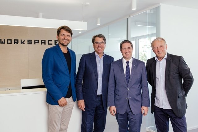 Stefan Pierer (2.v.li.) und Architekt Erwin Hofbauer (re.) begrüßten ihre Gäste und schnupperten gemeinsam Büroluft. | Foto: Workspace