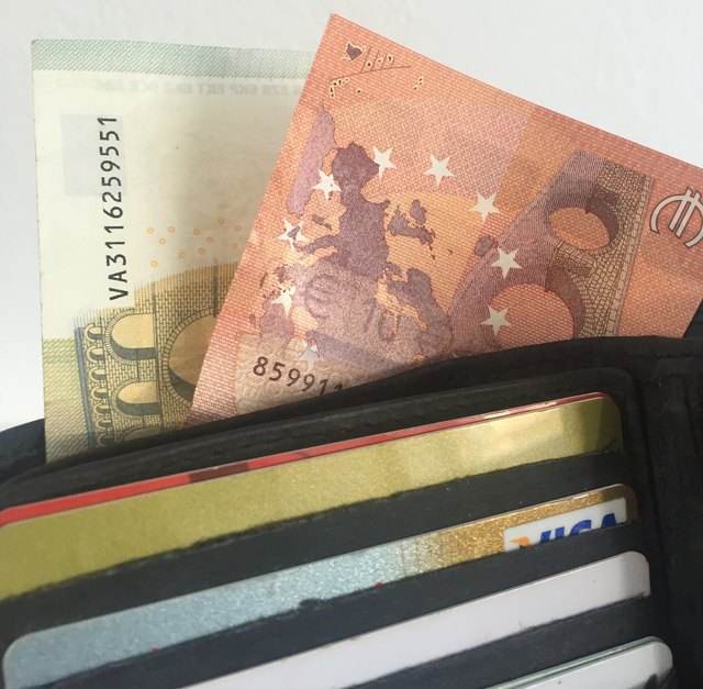 Einer Halleinerin wurde Geld aus der Tasche gelockt.