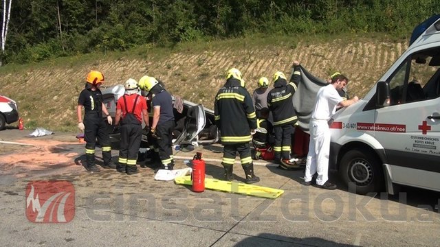 Eine der vier Insassen wurde auf die Autobahn geschleudert und schwer verletzt. | Foto: Einsatzdoku/Steyrer