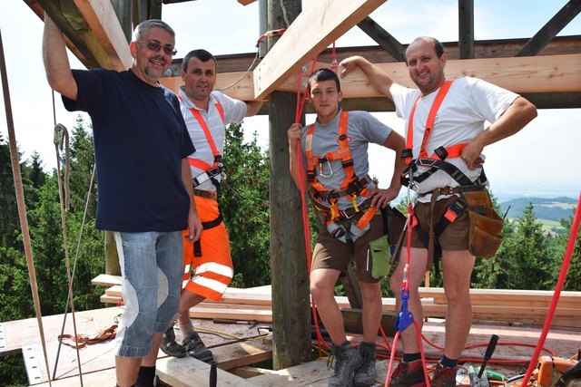 Von links: Bürgermeister Martin Ebenhofer, Bauhofmitarbeiter Johann Ortner, Florian Frisch und Bernhard Spiegl. | Foto: Buchner Holzbaumeister