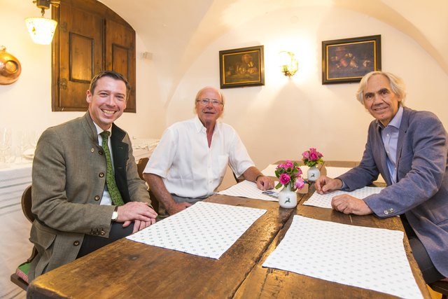 Übernahme von Traditionshotel Goldener Hirsch durch den Schweizer Unternehmer Hans-Peter Wild: Wolfgang Putz, Hans-Peter Wild, Volkmar Burgstaller | Foto: Franz Neumayr