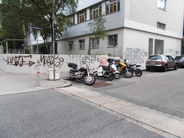 Je näher der Schulbeginn rückt, desto heftiger werden die Graffitis an der Amerlingschule/Blümelgasse. Ob da SchülerInnen schon fad ist?