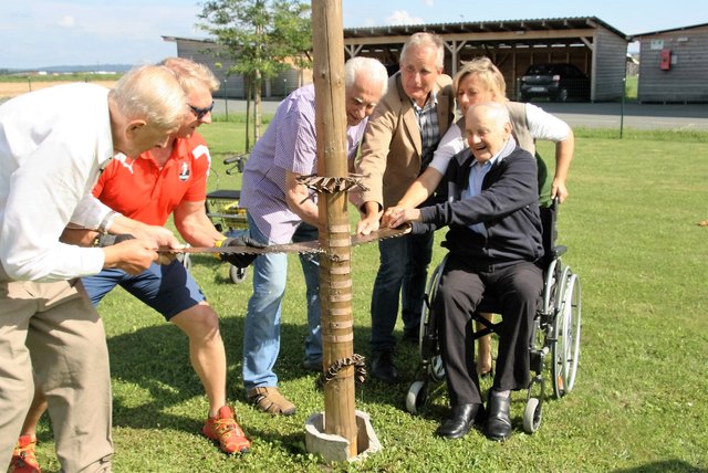 Mit einer alten Zugsäge fällten Gerhard Wippel und Markus Adam sowie SeneCura-Bewohner den Maibaum.