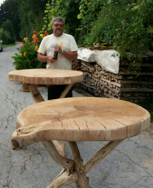 Aus Teile einer 140 jährigen "Zwiesel"- Eiche hat Franz Schaffer 2 wunderbare Tische hergestellt, Siehe Bericht "Die alte Eiche im Kaiserwald" von DI Petz Erwin/Regionaut, Foto cr 2016