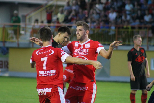 Pascal Waldl (li.) jubelt mit Neuzugang Andreas Pühringer über das 1:0.
