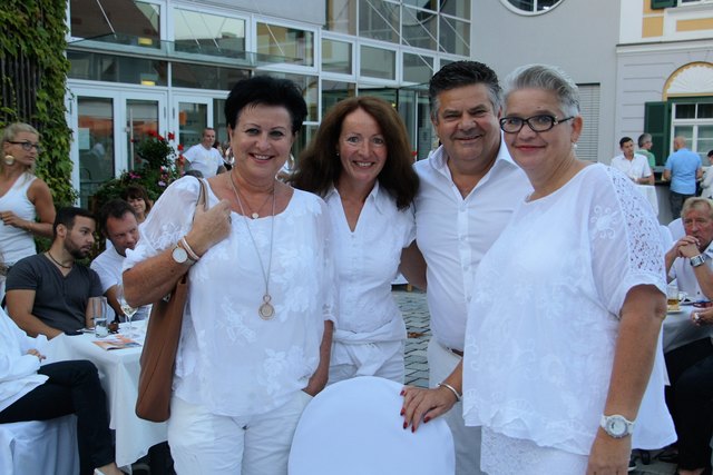 Feierten ganz in Weiß: Martina Hohl, Johanna Haindl, Michael Hohl und Michaela Geiger