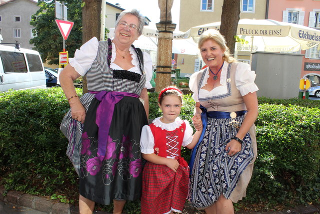 Organisatorin Angelika Rott (r.) mit der jüngsten Teilnehmerin Larissa Schuchter sowie der ältesten, Johanna Hryszko