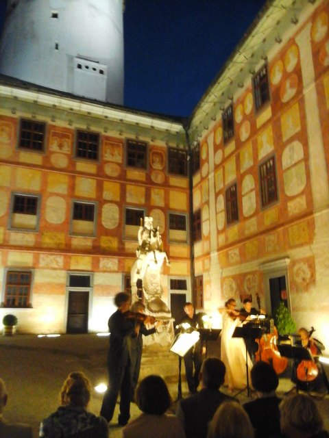 Innenhof mit den Solisten