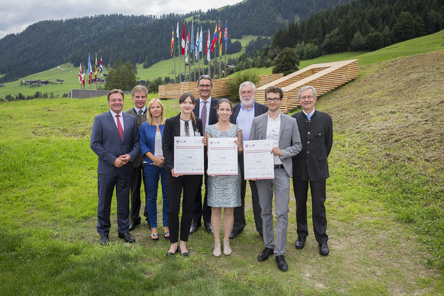 Von links LH Platter, Jury-Vorsitzender Bergmeister, LRin Ferrari, Ksenia Morozova (1. Preis), LH Kompatscher, Daniela Lobenwein (1. Preis), Europäisches Forum Alpbach-Präsident Franz Fischler, Michael Volgger (3. Preis), Handelskammerpräsident Ebner.