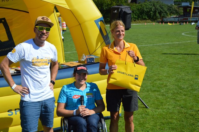 Moderator Matthias Poller, Claudia Lösch und die Gewinnerin des Hauptpreises Ulrike Dunkler. | Foto: privat