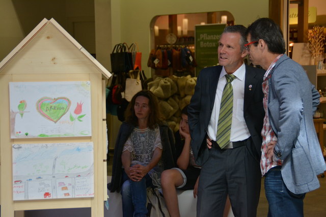 BH Christoph Platzgummer und Tischlermeister Max Schlemaier bei der Vernissage.