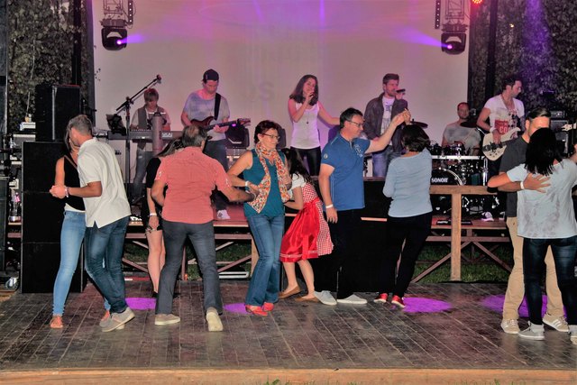 Die Musikgruppe „Torpedos New Generation“ brachte am Freitag eine tolle Stimmung in das Festzelt.